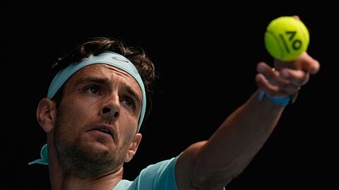 Lorenzo Musetti wurde gegen Novak Djokovic von einer Verletzung gestoppt.