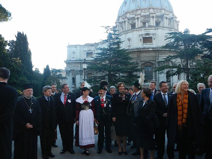 Eine bayerische Delegation besucht den Papst und gratuliert zum Geburtstag. Die AZ war für Sie in Rom. Die Bilder.