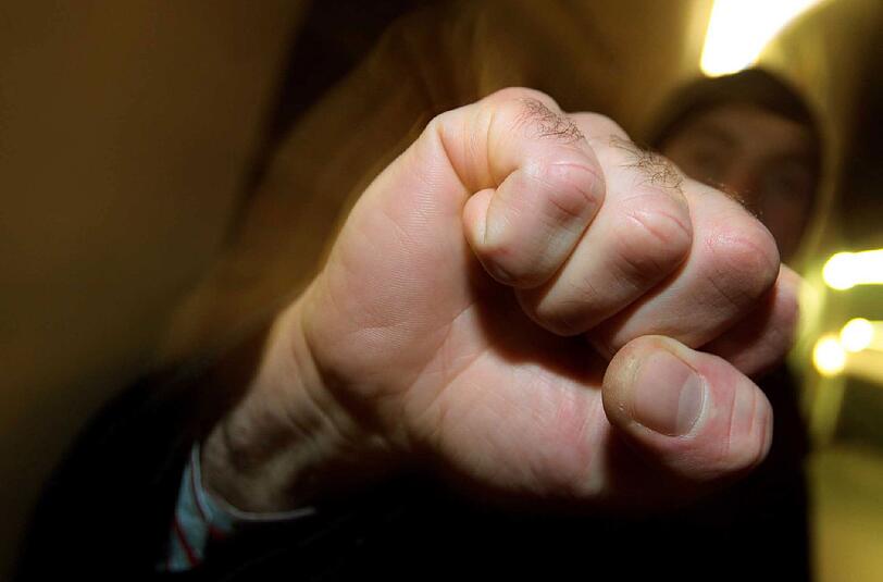 Zwei Jugendliche sind zusammengeschlagen und dabei schwer verletzt worden. (Symbolbild)