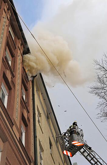 Es ist der 27. Februar, als  in der Isartalstraße im vierten Stock eines Wohnhauses Feuer ausbricht. Giftiger Rauch breitet sich im gesamten Treppenhaus aus; dort finden die Feuerwehrler einen 86 Jahre alte Bewohnerin des Hauses. Mit einer leichten Rauchvergiftung kommt sie ins Krankenhaus. Auf der Suche nach Glutnestern muss eine Fehlbodendecke geöffnet werden.