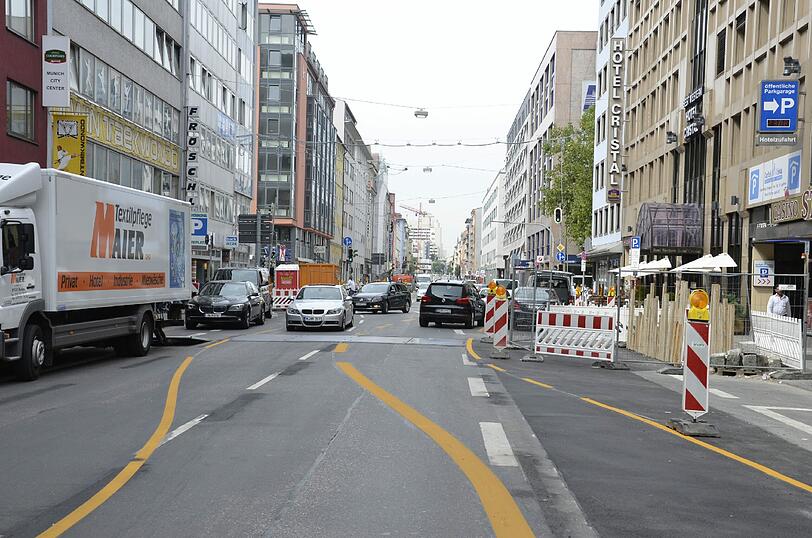 Schwanthalerstraße: Neue Fernwärme für die Innenstadt. Die Stadtwerke erneuern in der Schwanthalerstraße hier die maroden Leitungen in mehreren Schritten. Stadteinwärts gibt es derzeit zwei Spuren, stadtauswärts nur eine. Etwas ärgerlich: Zur Wiesn müssen alle Baugruben verschwunden sein, weil über diese Straße die Festwirte einziehen werden &mdash; obwohl die Arbeiten noch gar nicht fertig sind. Nach dem Oktoberfest werden die Löcher wieder aufgerissen. Dann dürfte es aber sehr schnell mit den Bauarbeiten weitergehen.