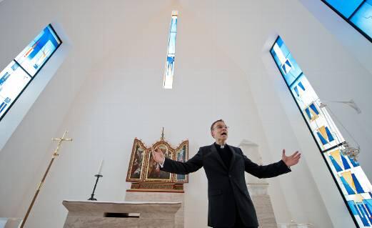 Schaut her, so prächtig ist meine Privat-Kapelle, scheint Bischof Tebartz-van Elst zu sagen
