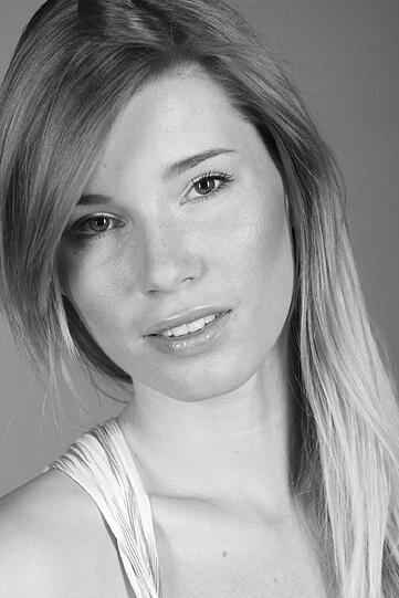 Neben den "üblichen Klischees wie Mode, Tanzen und Shoppen" ist sie begeistert vom Journalismus. Nach dem Studium möchte sie auch Mitglied der schreibenden Zunft werden; doch vorher den AZ Model-Contest als große Chance für den Einstieg ins Modelbusiness nutzen...