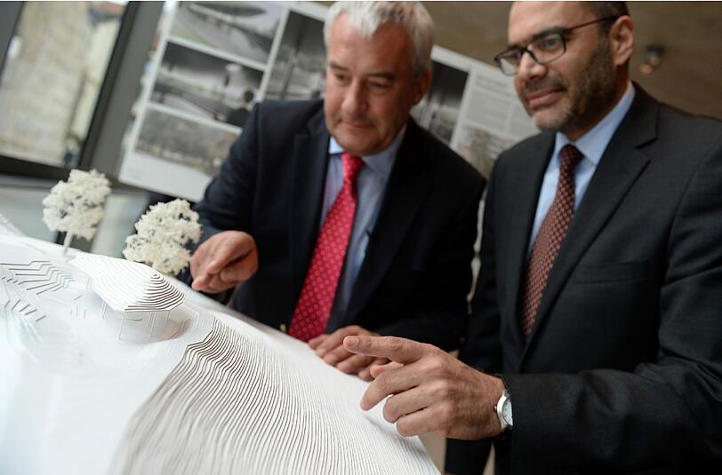Der bayerische Kultusminister Ludwig Spaenle (l) und der israelische Generalkonsul Dan Shaham zeigen am 22.09.2014 im jüdischen Museum in München auf den siegreichen Entwurf für eine Gedenkstätte für das Olympia-Attentat 1972. (Archivbild)