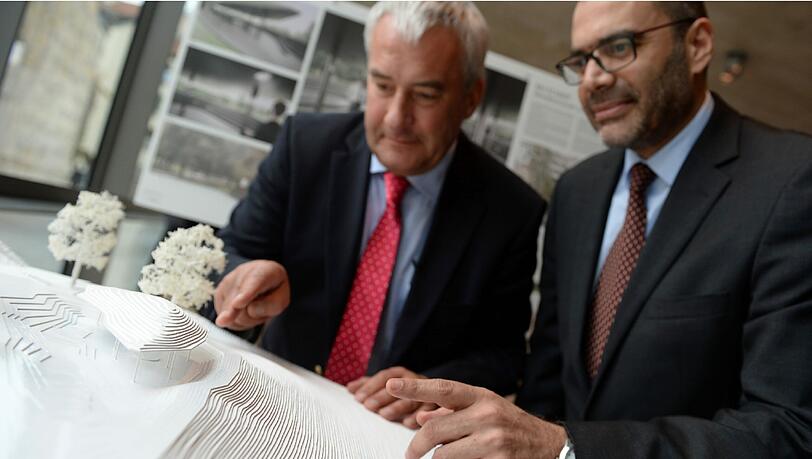 Der bayerische Kultusminister Ludwig Spaenle (l) und der israelische Generalkonsul Dan Shaham zeigen am 22.09.2014 im jüdischen Museum in München auf den siegreichen Entwurf für eine Gedenkstätte für das Olympia-Attentat 1972. (Archivbild) Der bayerische Kultusminister Ludwig Spaenle (l) und der israelische Generalkonsul Dan Shaham zeigen am 22.09.2014 im jüdischen Museum in München auf den siegreichen Entwurf für eine Gedenkstätte für das Olympia-Attentat 1972. (Archivbild)