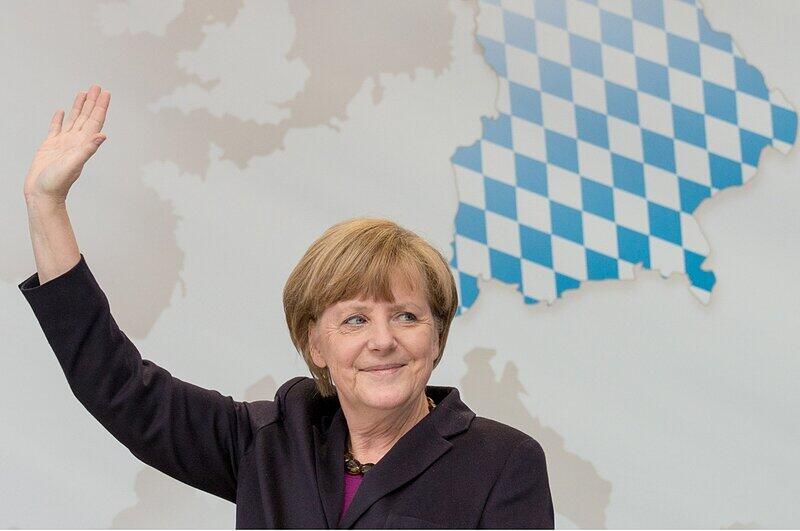 Hoher Buch in Niederbayern: Kanzlerin Angela Merkel besuchte am Freitag ein sogenanntes "MINT"-Projekt in der Grund- und Mittelschule in Buch am Erlbach. Die Bilder vom Merkel-Besuch.