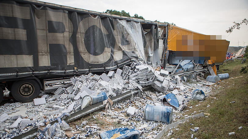 Die A9 ist ein einziges Schlachtfeld: Unzählige Bierdosen liegen nach dem Unfall auf der Fahrbahn verteilt. Beide Lkw-Fahrer kamen mit schwersten Verletzungen ins Krankenhaus.