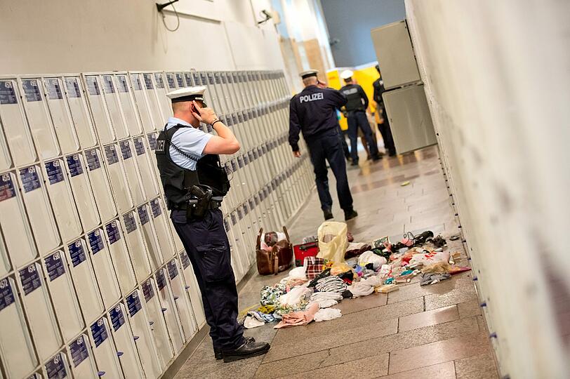 Zweieinhalb Stunden war der Hauptbahnhof wegen eines verdächtigen Gepäckstücks gesperrt. Um 13.50 Uhr kam Entwarnung. Der Koffer sei ungefährlich. Die Bilder vom Polizeieinsatz.