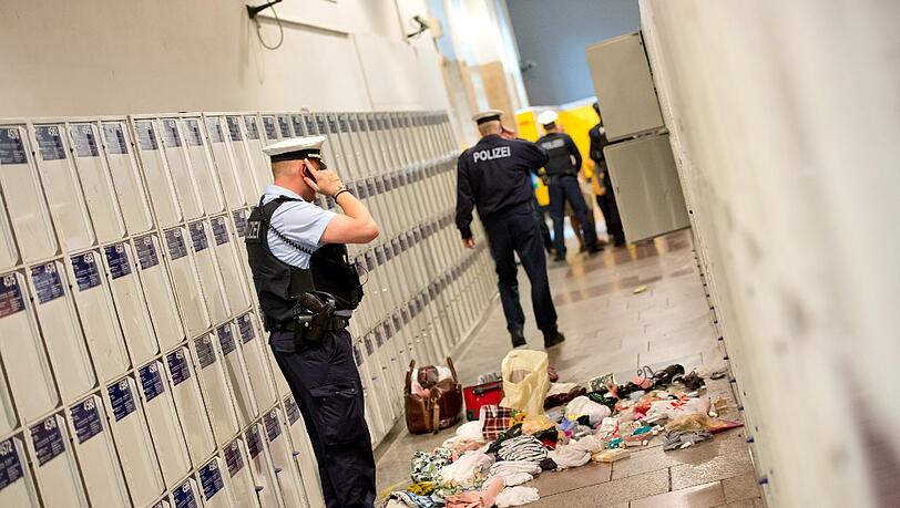 Zweieinhalb Stunden war der Hauptbahnhof wegen eines verdächtigen Gepäckstücks gesperrt. Um 13.50 Uhr kam Entwarnung. Der Koffer sei ungefährlich. Die Bilder vom Polizeieinsatz. Zweieinhalb Stunden war der Hauptbahnhof wegen eines verdächtigen Gepäckstücks gesperrt. Um 13.50 Uhr kam Entwarnung. Der Koffer sei ungefährlich. Die Bilder vom Polizeieinsatz.