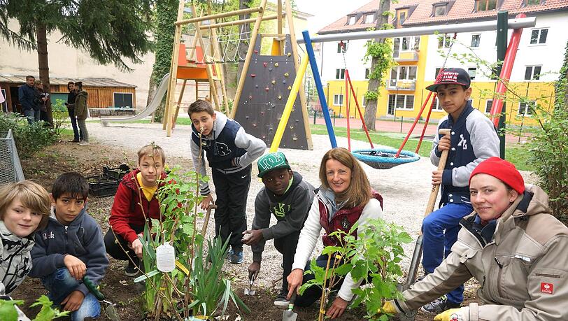 Maria Thon (geschäftsführerin BayWa Stiftung) und Manuela Dietmaier (Gärtnerei Brandl) mit Schulkindern beim Pflanzen vorm Kinder- und Jugendhaus in Kaulbachstraße. Maria Thon (geschäftsführerin BayWa Stiftung) und Manuela Dietmaier (Gärtnerei Brandl) mit Schulkindern beim Pflanzen vorm Kinder- und Jugendhaus in Kaulbachstraße.