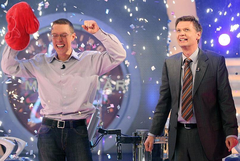 9. Oktober 2006: Der Aufzugsmonteur Stefan Lang aus Darmstadt wird fünfter Gewinner bei Günther Jauch. Die Millionenfrage: "Welches chemische Element macht mehr als die Hälfte der Masse eines menschlichen Körpers aus?" (Richtige Antwort: Sauerstoff). Lang erfüllte sich den Traum, an einem Ironman-Wettbewerb mitzumachen. Mit dem Rest des Geldes hat er den Wiederbeginn seines Studiums bezahlt und sich einige alte VW-Busse gekauft, die er selbst ausbaut.