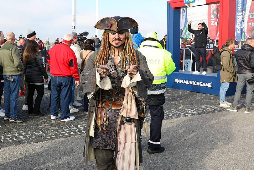 Ein Fan, der sich als Captain Jack Sparrow verkleidet hat.