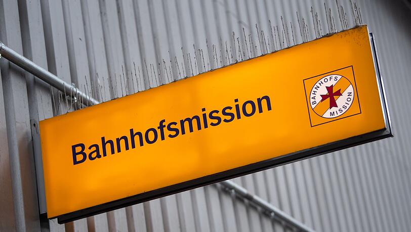 Ein Schild mit der Aufschrift "Bahnhofsmission" ist am Hauptbahnhof angebracht.