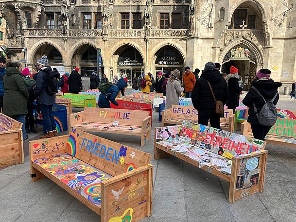 Die bunt gestalteten Holzbänke stehen für demokratische Werte.
