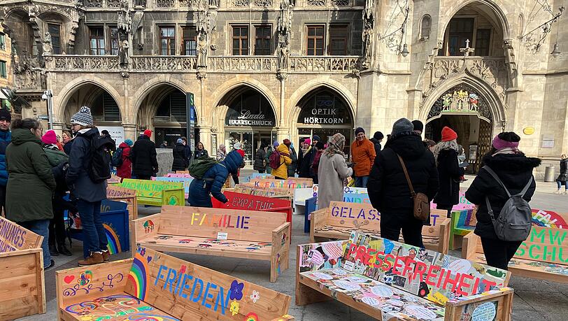 Die bunt gestalteten Holzbänke stehen für demokratische Werte. Die bunt gestalteten Holzbänke stehen für demokratische Werte.