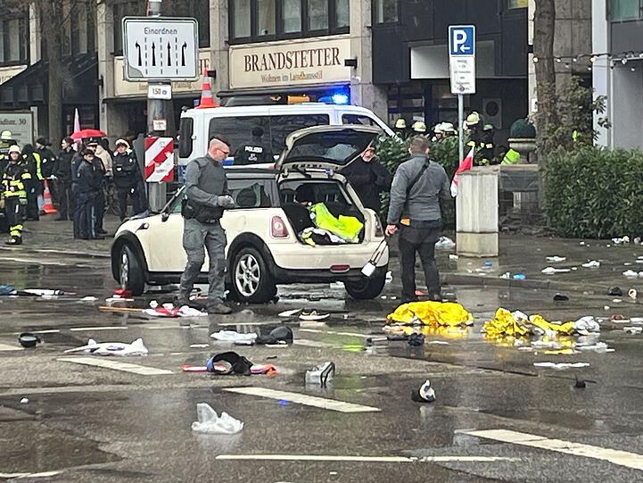 Polizisten untersuchen das Auto in der Nähe des Einsatzortes. In der Münchner Innenstadt ist am Morgen des 13.2. ein Fahrzeug in eine Menschengruppe gefahren.