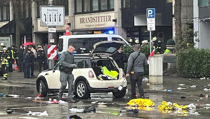 Polizisten untersuchen das Auto in der Nähe des Einsatzortes. In der Münchner Innenstadt ist am Morgen des 13.2. ein Fahrzeug in eine Menschengruppe gefahren.