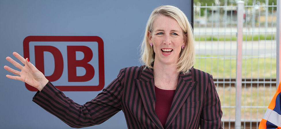 Katrin Habenschaden ist Leiterin f&uuml;r Nachhaltigkeit und Umwelt bei der Deutsche Bahn. Bis 2023 war sie M&uuml;nchens zweite B&uuml;rgermeisterin.