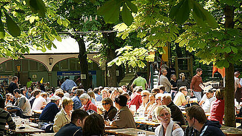 Jung und Alt sitzen gut gelaunt nebeneinander: im Hofbräugarten in Haidhausen.