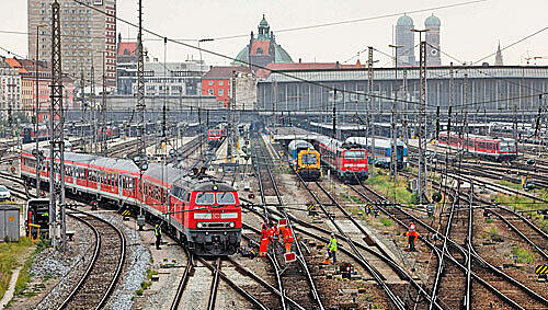 An der Poccistraße soll ein neuer Regionalbahnhof entstehen, das fordert Georg Kronawitter und die Grünen. Pendler aus Rosenheim könnten dann auf die U-Bahnlinien 3 und 6 umsteigen. Im Bild: Die Gleise kurz vor dem Hauptbahnhof. An der Poccistraße soll ein neuer Regionalbahnhof entstehen, das fordert Georg Kronawitter und die Grünen. Pendler aus Rosenheim könnten dann auf die U-Bahnlinien 3 und 6 umsteigen. Im Bild: Die Gleise kurz vor dem Hauptbahnhof.