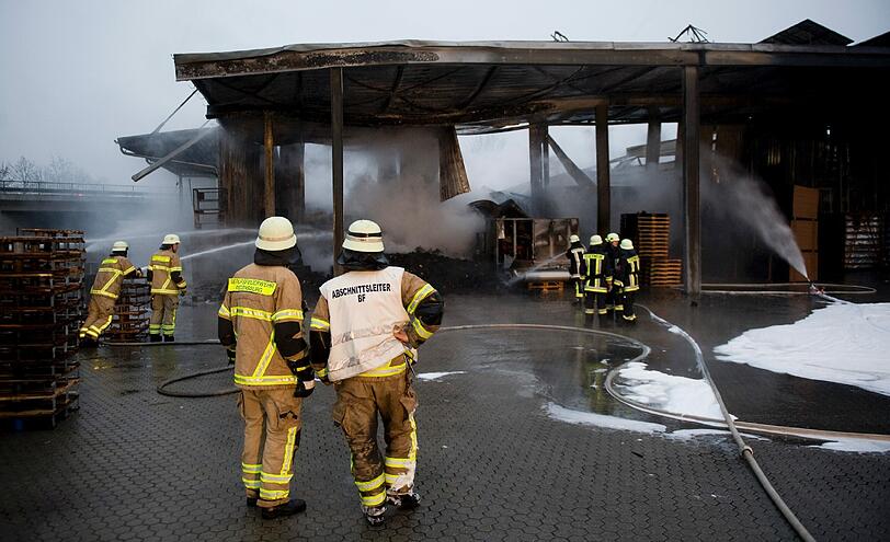 Millionenschaden bei Brand von Lagerhalle &ndash; Ursache für Feuer im Regensburger Hafen weiter unklar