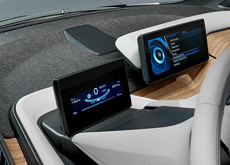 Enthüllt: BMW zeigt erstmals das endgültige Design des Elektroflitzers i3. Außen wirkt er etwas rundlich, innendrin ist er BMW-typisch cool-elegant gestylt.