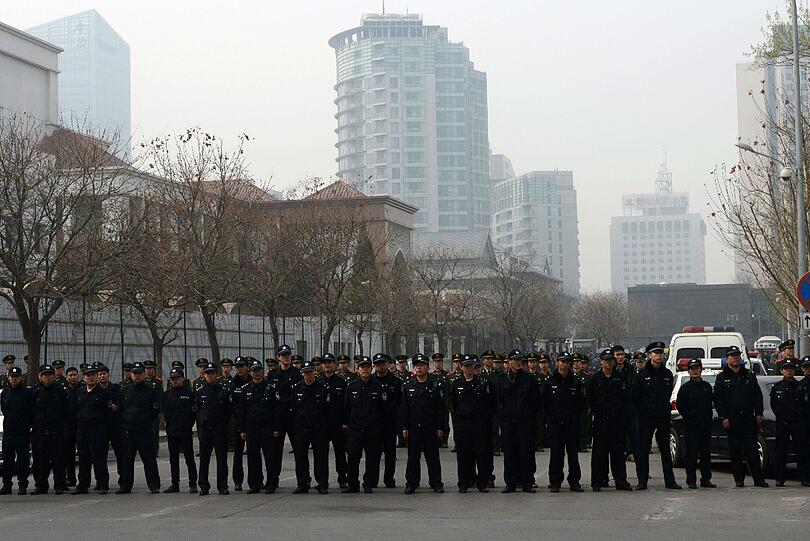 Tumultartige Szenen vor der malaysischen Botschaft in Peking. Die Angehörigen der Opfer von Flug MH370 demonstrieren für eine schnell Aufklärung der Unglücksumstände.
