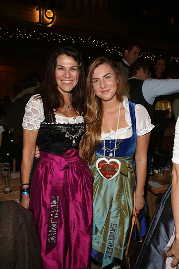 Gynäkologin Marion Kiechle mit Tochter Anika im Weinzelt.