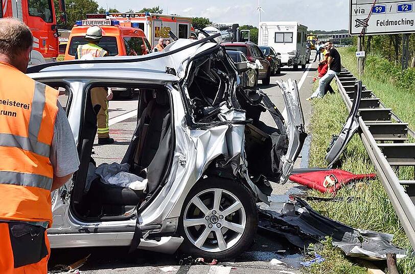 Bilder vom tödlichen Verkehrsunfall auf der A99 bei Unterföhring. Ein Lkw ist in ein Stauende gefahren, der Volvo wurde durch den Aufprall vollkommen zerstört. Eine Frau starb noch an der Unfallstelle.