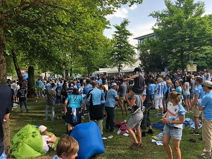 Die Löwen-Fans beim Public Viewing. Die Stimmung ist nach der Derby-Niederlage verständlichereweise eher gedrückt.