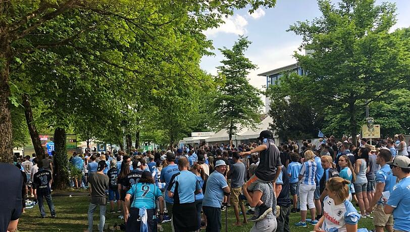 Die Löwen-Fans beim Public Viewing. Die Stimmung ist nach der Derby-Niederlage verständlichereweise eher gedrückt. Die Löwen-Fans beim Public Viewing. Die Stimmung ist nach der Derby-Niederlage verständlichereweise eher gedrückt.
