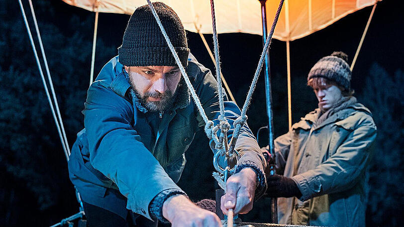 Peter Strelzyk (Friedrich Mücke) und sein Sohn Frank (Jonas Holdenrieder) kurz vor dem Abheben mit dem selbstgebauten Ballon. Sie haben keine Ahnung, was sie über den Wolken erwartet.