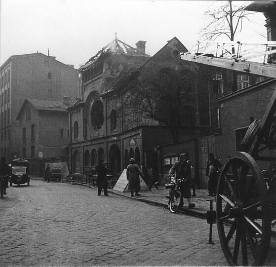 Die Synagoge in der Herzog-Rudolf-Straße ist komplett ausgebrannt.