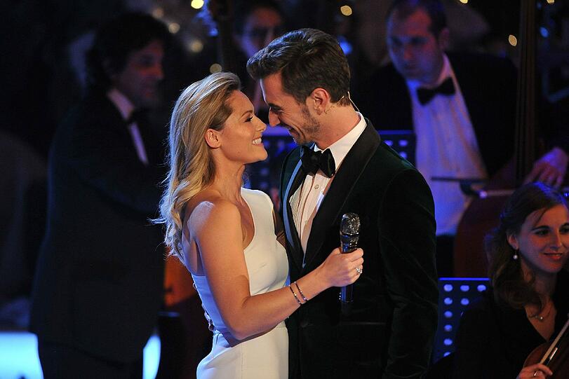 Küsse, Umarmungen, liebevolle Blicke: Zwischen Helene Fischer und Florian Silbereisen scheint alles bestens zu laufen. Die romantischsten Bilder aus der ARD-Show "Adventsfest der 100.000 Lichter" sehen Sie hier.