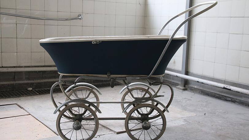 Ein Kinderwagen zeigt’s: Hier war ein Kinderheim. Ein Kinderwagen zeigt’s: Hier war ein Kinderheim.