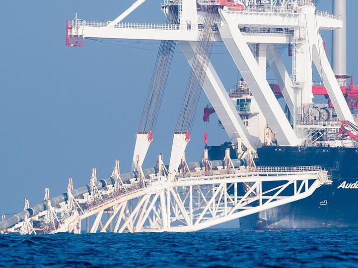 Das Spezialschiff "Audacia" verlegt vor Rügen Rohre für die Ostsee-Erdgaspipeline Nord Stream 2.
