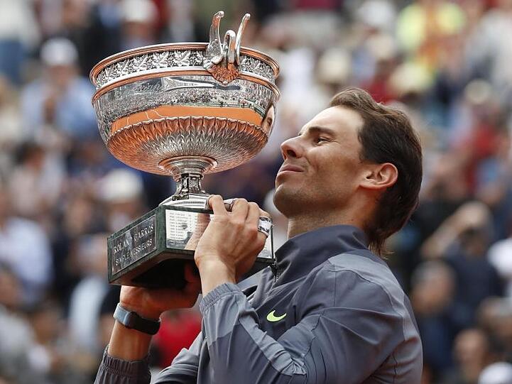 French-Open-Sieger Rafael Nadal stemmt in Paris seinen Pokal.