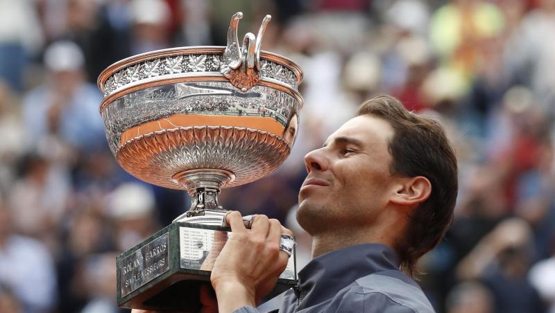 French-Open-Sieger Rafael Nadal stemmt in Paris seinen Pokal. French-Open-Sieger Rafael Nadal stemmt in Paris seinen Pokal.