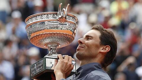 French-Open-Sieger Rafael Nadal stemmt in Paris seinen Pokal.