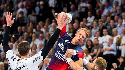 Die Kieler Hendrik Pekeler (l) und Steffen Weinhold (r) verteidigen am Wurfkreis gegen Simon Jeppsson von der SG Flensburg-Handewitt.