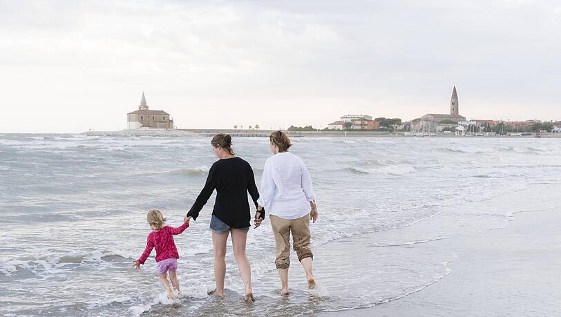 Ein lesbisches Paar mit ihrer Tochter – Hanna Gruber will sich und ihre Familie nicht zeigen und auch ihren wahren Namen nicht nennen. Zum Schutz ihres Kindes.