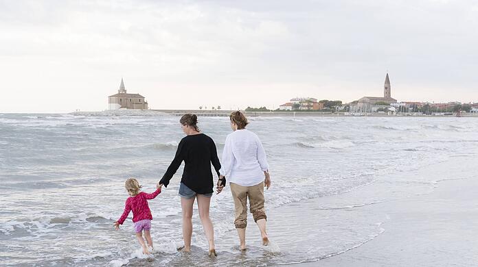 Ein lesbisches Paar mit ihrer Tochter – Hanna Gruber will sich und ihre Familie nicht zeigen und auch ihren wahren Namen nicht nennen. Zum Schutz ihres Kindes.