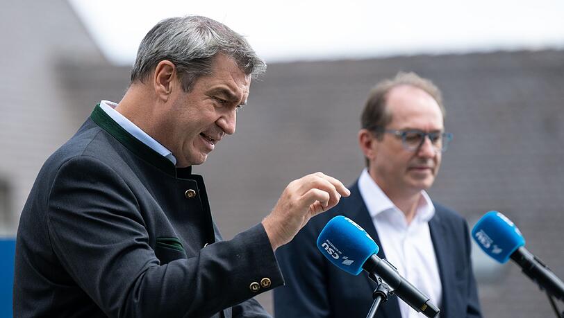 Der bayerische Ministerpräsident Markus Söder und CSU-Landesgruppenchef Alexander Dobrindt (r) am Kloster Andechs.