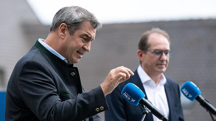 Der bayerische Ministerpräsident Markus Söder und CSU-Landesgruppenchef Alexander Dobrindt (r) am Kloster Andechs.