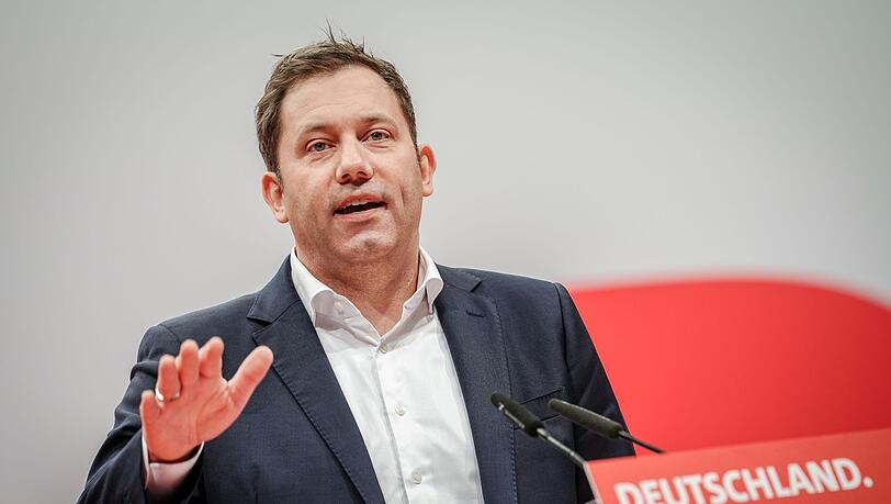 SPD-Chef Lars Klingbeil spricht in Berlin.