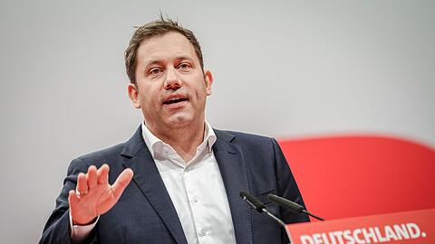 SPD-Chef Lars Klingbeil spricht in Berlin.