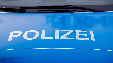 Der Polizei-Schriftzug steht auf einem Einsatzfahrzeug.