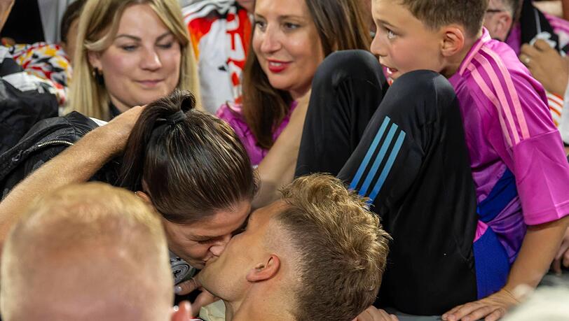 Joshua Kimmich küsst seine Lina nach dem EM-Eröffnungsspiel 2024.
