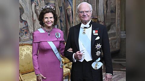 Königin Silvia und König Carl XVI. Gustaf sind seit dem 19. Juni 1976 verheiratet und genießen bei vielen Schweden großes Vertrauen. Königin Silvia und König Carl XVI. Gustaf sind seit dem 19. Juni 1976 verheiratet und genießen bei vielen Schweden großes Vertrauen.