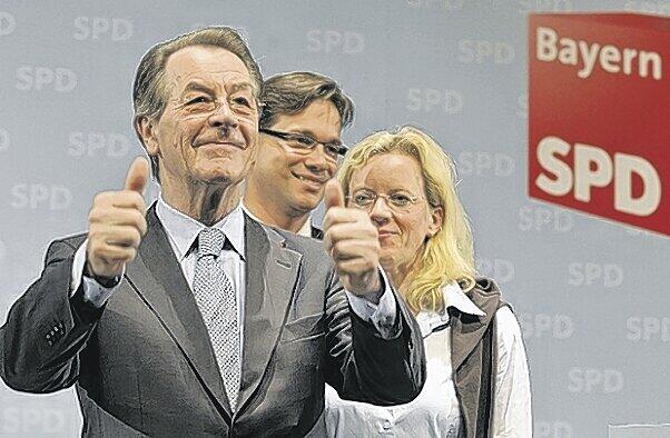 Da zeigt Müntefering noch nach oben für den neuen Landesvorsitzenden Florian Pronold und Generalsekretärin Natascha Kohnen